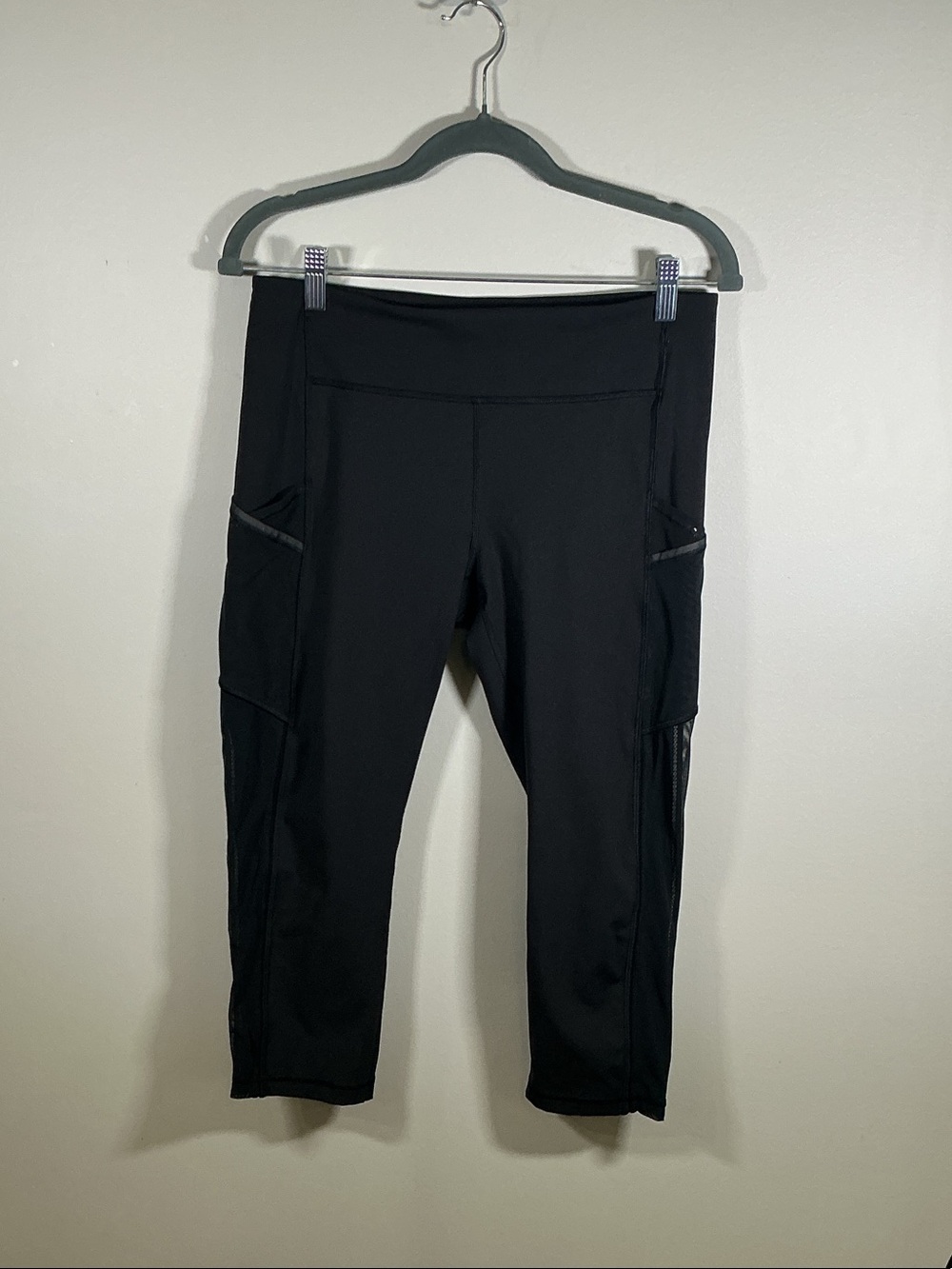 Lululemon Black Mesh Panel Crop Leggings Size 10 Side Pockets Zip Detail